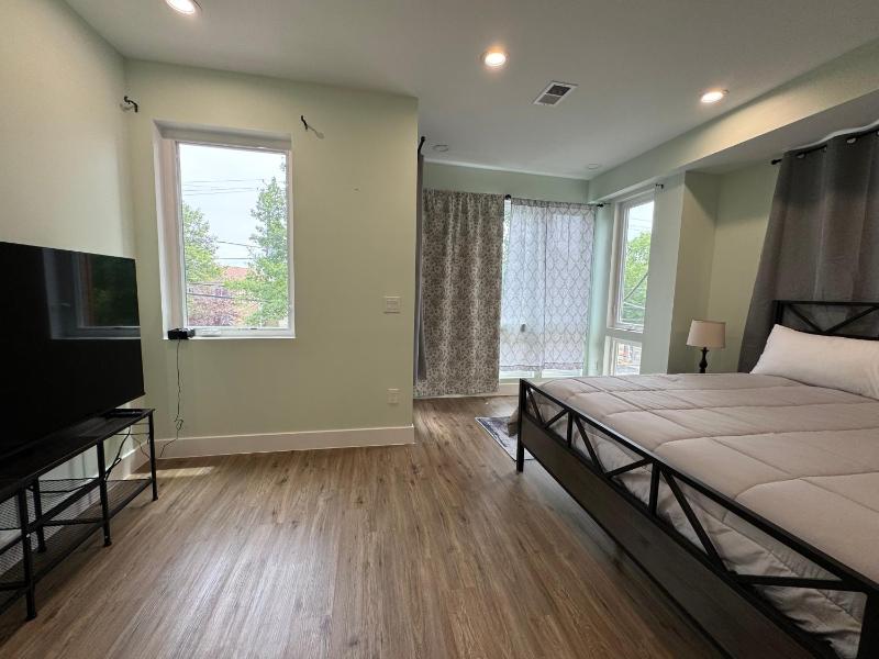 NEW LUX House 4BR with Parking near Downtown - image 9