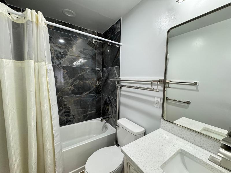 NEW LUX House 4BR with Parking near Downtown - image 5