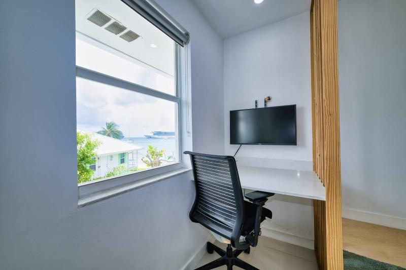 7mile Beachfront! 3 bedroom family beach condo - image 16