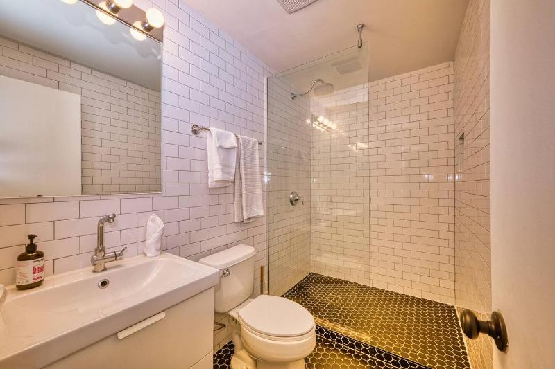 7mile Beachfront! 3 bedroom family beach condo - image 15