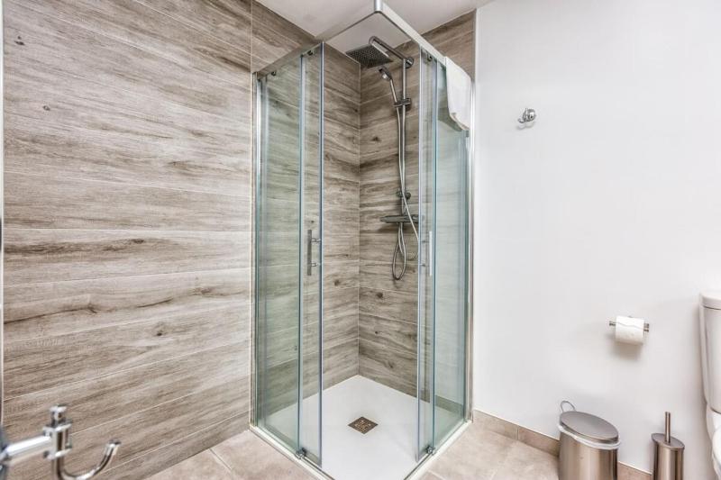 Sb311G - Modern & Well Connected 2 Bed Apartment - image 16