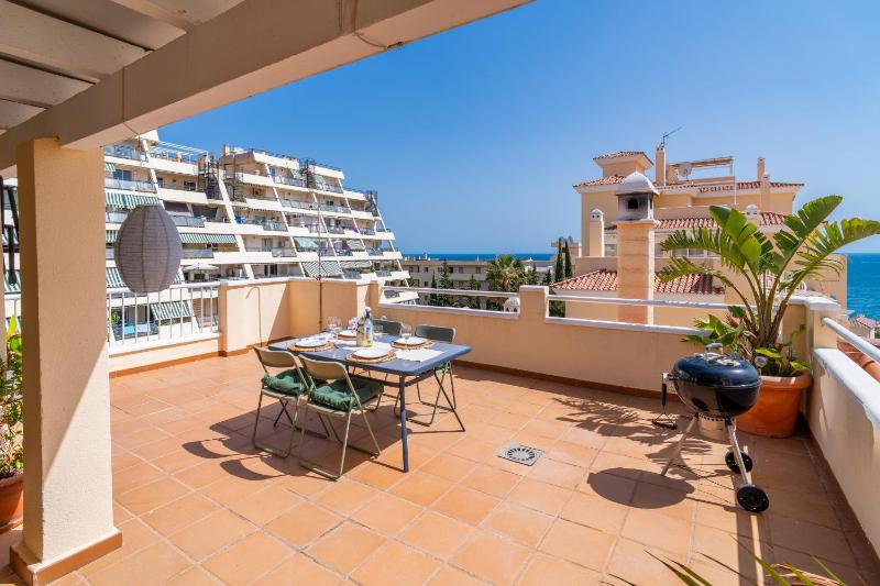 Cubo's Benalmadena Apartment Pool & Parking - image 2