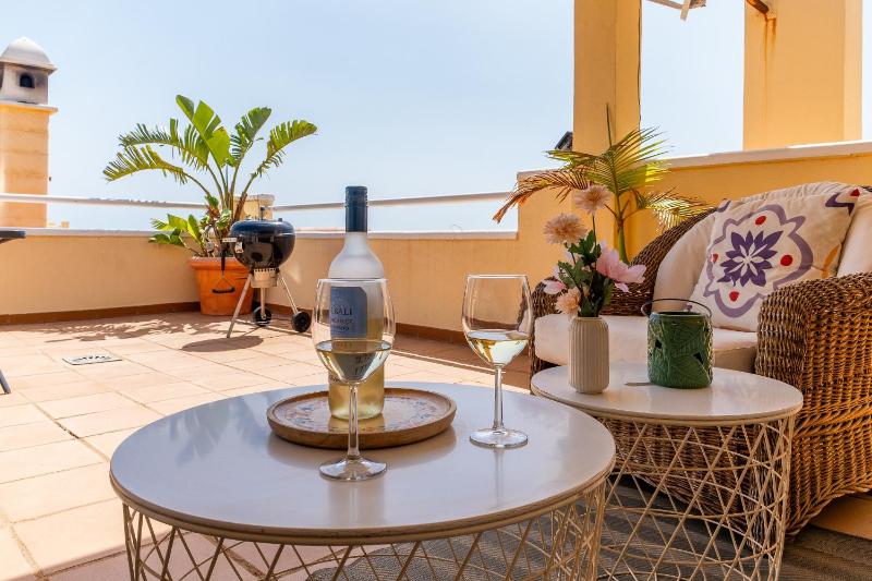 Cubo's Benalmadena Apartment Pool & Parking - image 7