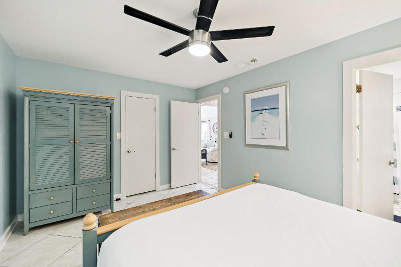 Sandestin Villa with 6-Seater Golf Cart - image 17