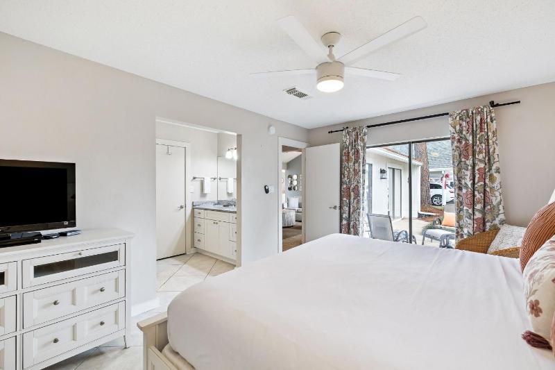 Sandestin Villa with 6-Seater Golf Cart - image 32