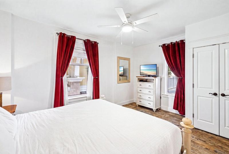 Baytowne Wharf View Condo with Oversized Balcony - image 7