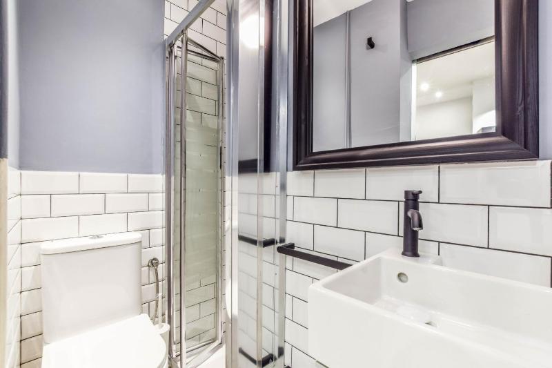 Modern Living Space in Historic Central Madrid - image 6