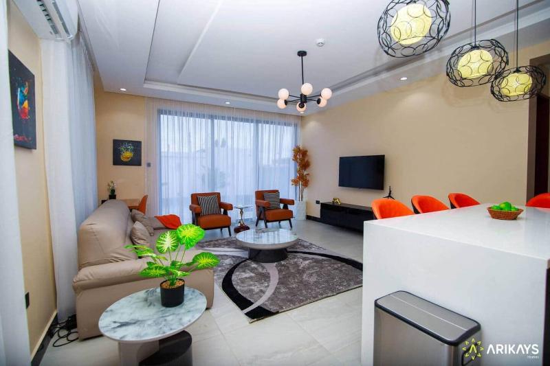 New Luxury Hideaway Wi-Fi + Gym + Pool+ Hot Tub - image 12