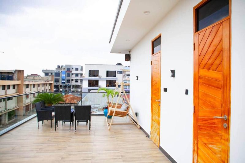 New Luxury Hideaway Wi-Fi + Gym + Pool+ Hot Tub - image 16