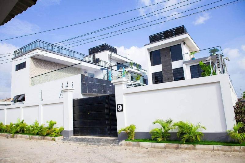 New Luxury Hideaway Wi-Fi + Gym + Pool+ Hot Tub - image 13