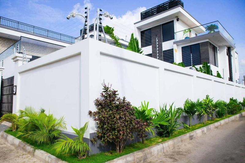 New Luxury Hideaway Wi-Fi + Gym + Pool+ Hot Tub - image 11