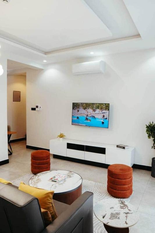 New Vibrant Charm w/Pool +HotTub | Gym | Wi-Fi - image 15
