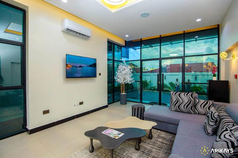 New Luxury Oasis w/Pool+Hot tub @ Arikays Homes - image 6
