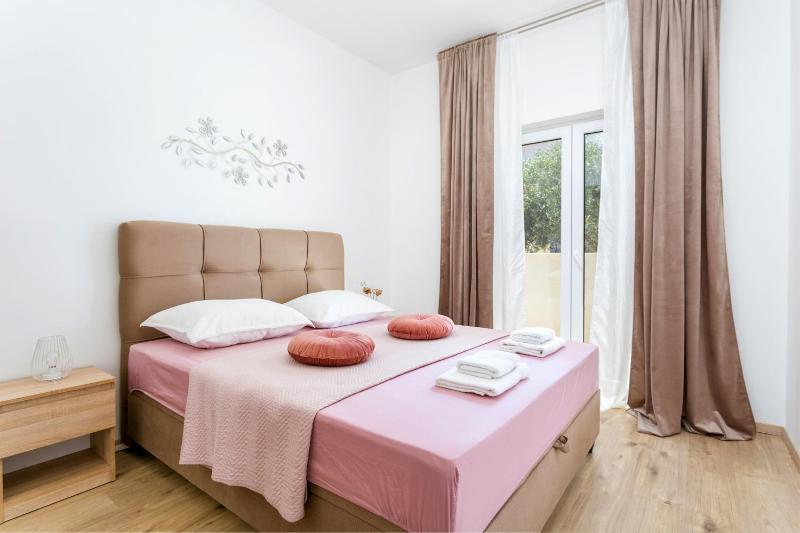 Apartments with parking space Kastel Novi Kastela - 22702 - image 27