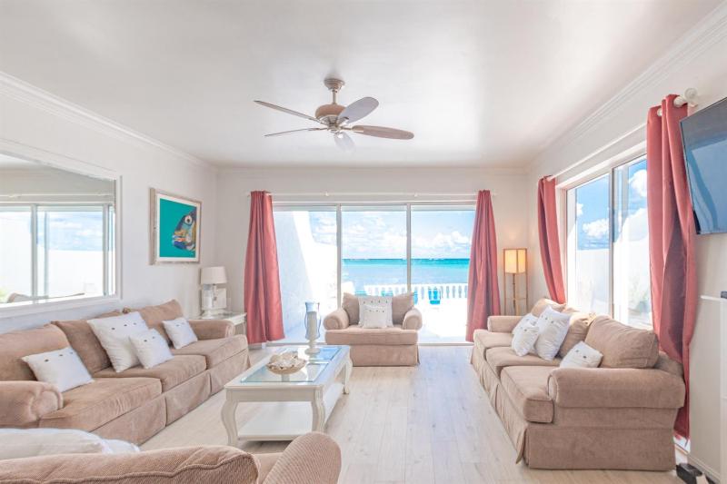 Caprice 5 - 3BR Oceanfront Villa with Pool - image 11