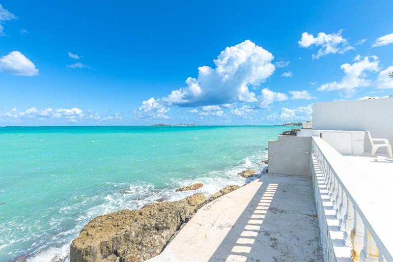 Caprice 5 - 3BR Oceanfront Villa with Pool - image 7
