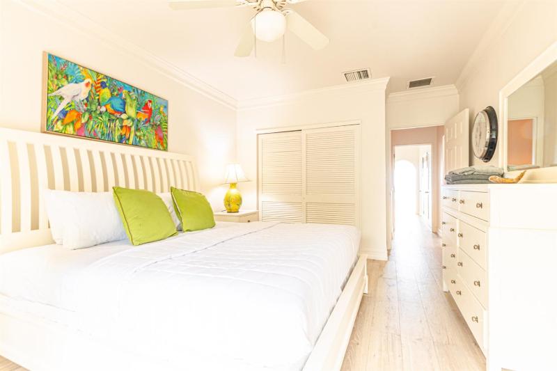 Caprice 5 - 3BR Oceanfront Villa with Pool - image 2