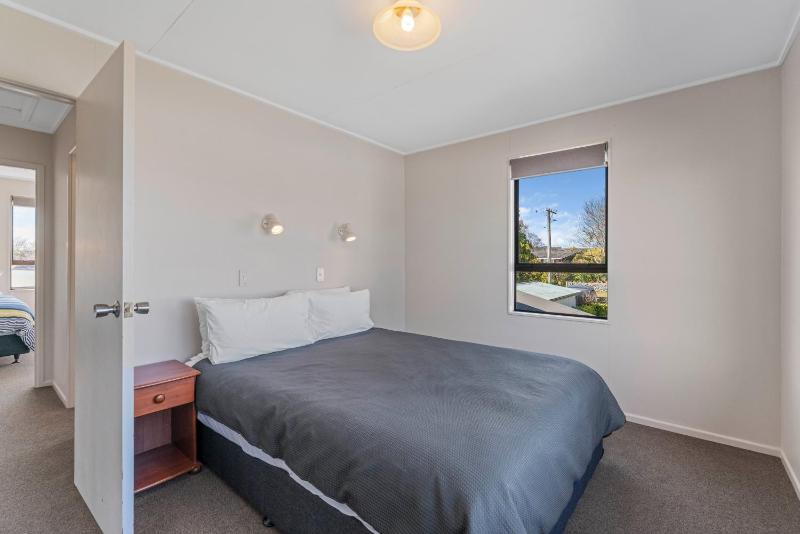 Rainbow Lake House - Lake Taupō Holiday Home - image 2