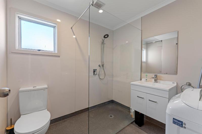 Rainbow Lake House - Lake Taupō Holiday Home - image 8