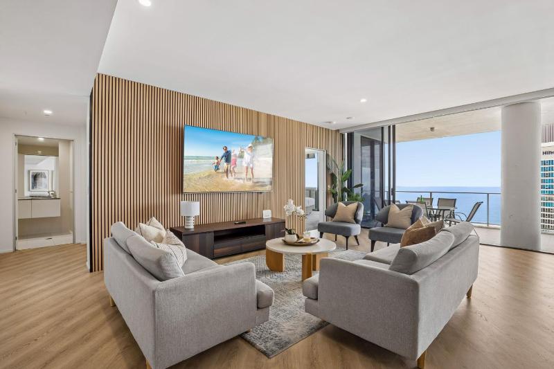 Circle on Cavill 4 Bedroom Stunning Sub Penthouse - image 1