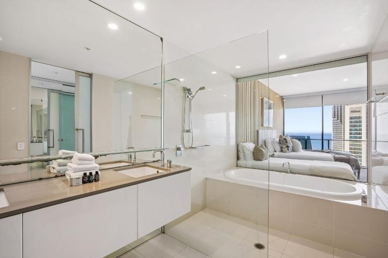 Circle on Cavill 4 Bedroom Stunning Sub Penthouse - image 4