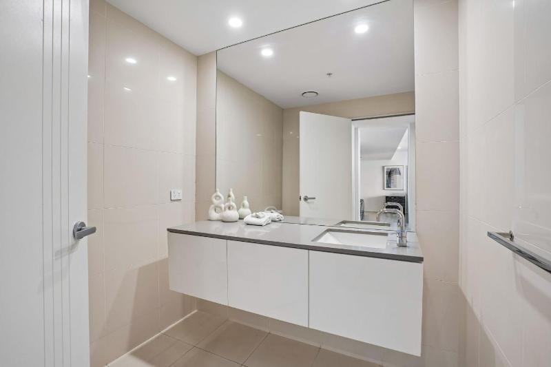 Circle on Cavill 4 Bedroom Stunning Sub Penthouse - image 9