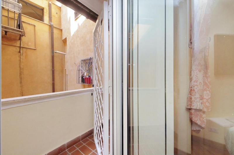 Campo de fiori Monticelli apartment - image 16