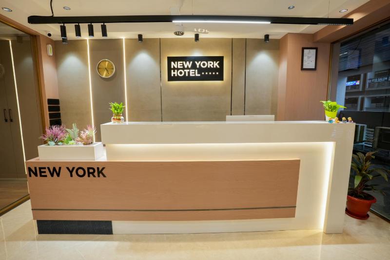 New York Hotel - image 9