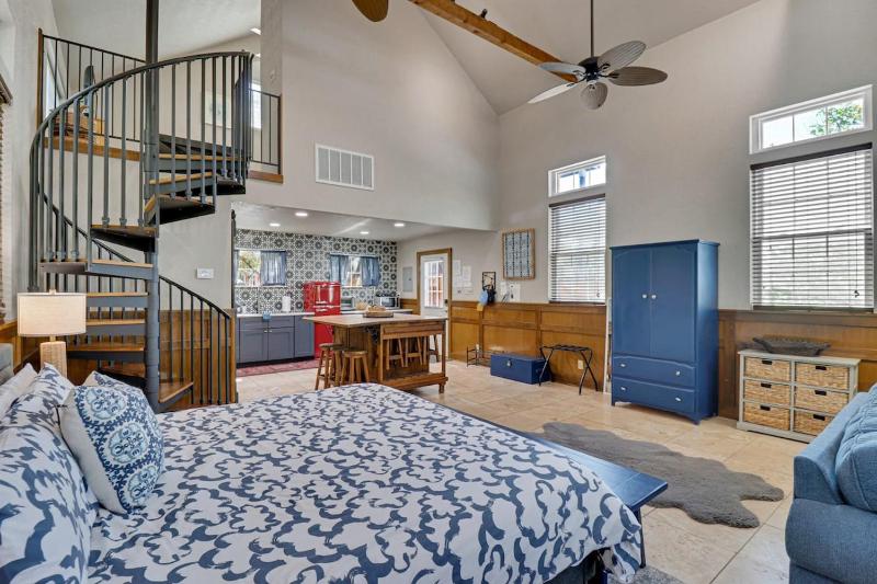 Cozy Cottage Walkable to Main Private Hot Tub - image 27