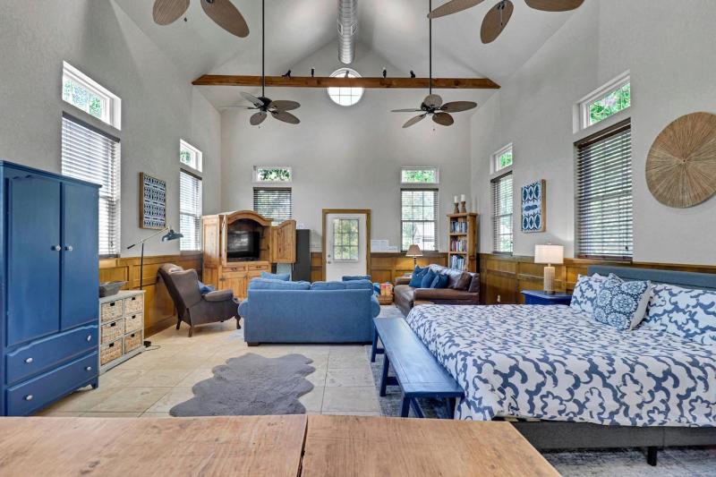 Cozy Cottage Walkable to Main Private Hot Tub - image 32