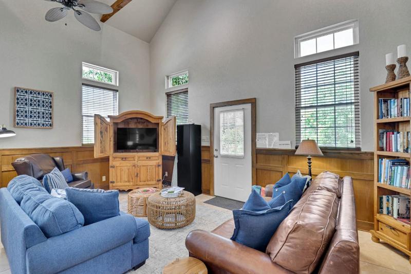 Cozy Cottage Walkable to Main Private Hot Tub - image 9