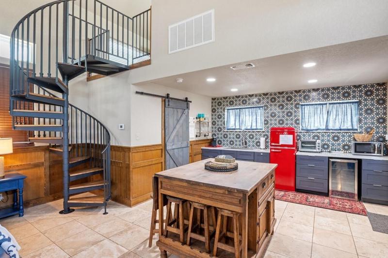 Cozy Cottage Walkable to Main Private Hot Tub - image 33