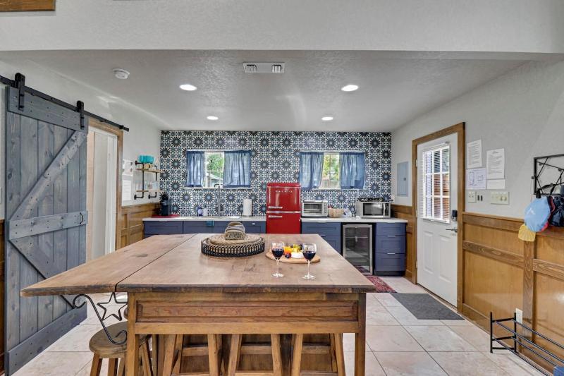 Cozy Cottage Walkable to Main Private Hot Tub - image 31