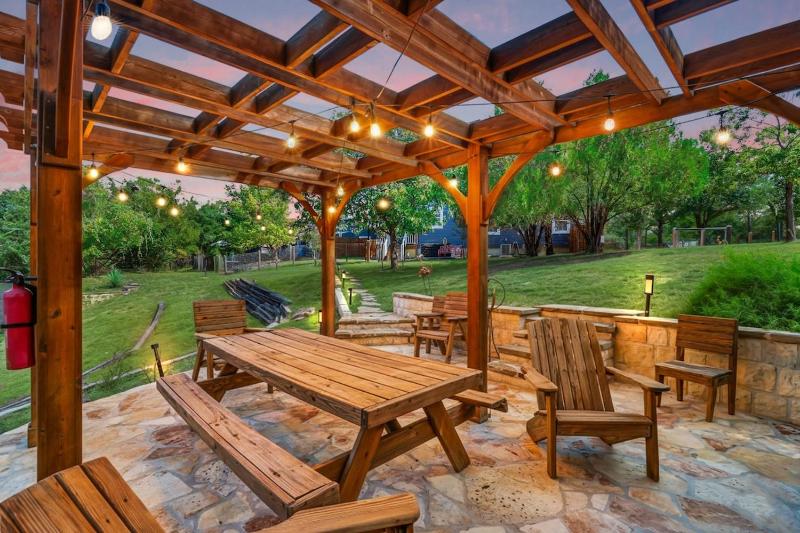 Cozy Cottage Walkable to Main Private Hot Tub - image 19