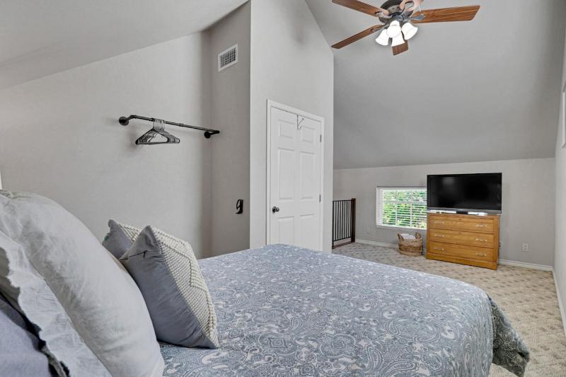Cozy Cottage Walkable to Main Private Hot Tub - image 25