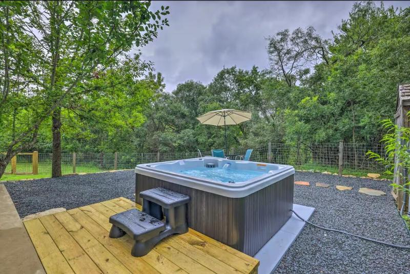 Cozy Cottage Walkable to Main Private Hot Tub - image 17