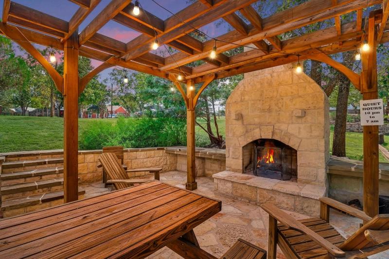Cozy Cottage Walkable to Main Private Hot Tub - image 28