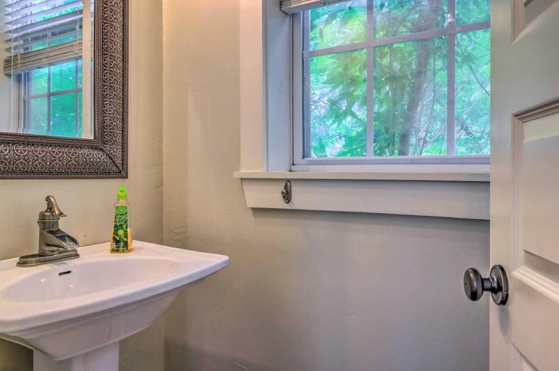 Creek Haus Walkable to Main Hot Tub Pet Friendly - image 6