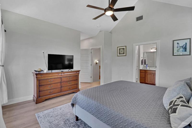 Creek Haus Walkable to Main Hot Tub Pet Friendly - image 9