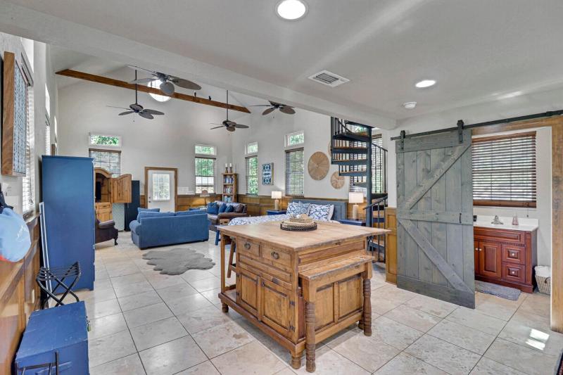 Main St Retreat 2 Homes 2 Hot Tubs On 1 Acres Sleeps 12 - image 45