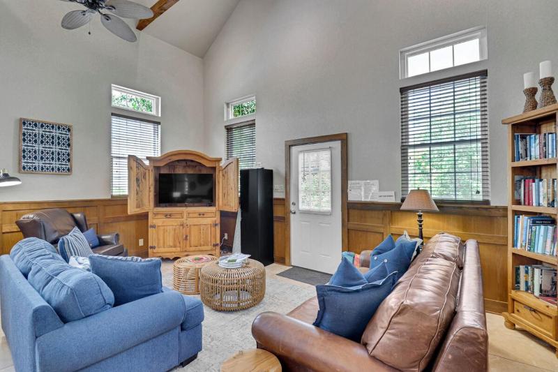 Main St Retreat 2 Homes 2 Hot Tubs On 1 Acres Sleeps 12 - image 6