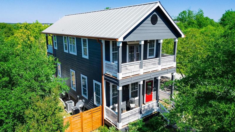 Main St Retreat 2 Homes 2 Hot Tubs On 1 Acres Sleeps 12 - image 1