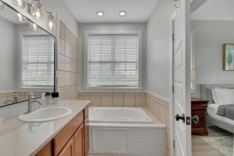 Main St Retreat 2 Homes 2 Hot Tubs On 1 Acres Sleeps 12 - image 36