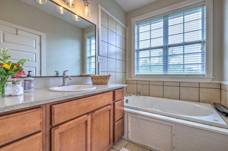 Main St Retreat 2 Homes 2 Hot Tubs On 1 Acres Sleeps 12 - image 41