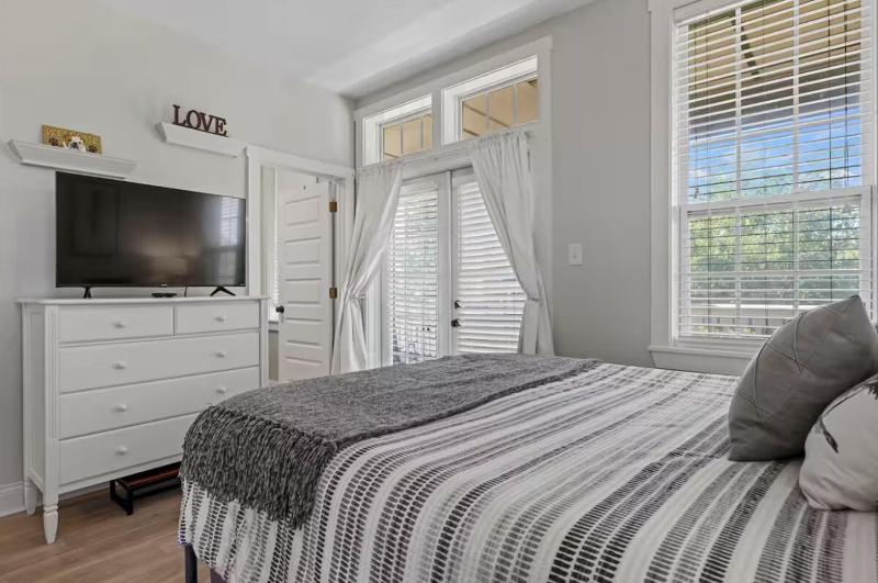Main St Retreat 2 Homes 2 Hot Tubs On 1 Acres Sleeps 12 - image 3
