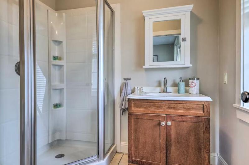 Main St Retreat 2 Homes 2 Hot Tubs On 1 Acres Sleeps 12 - image 12