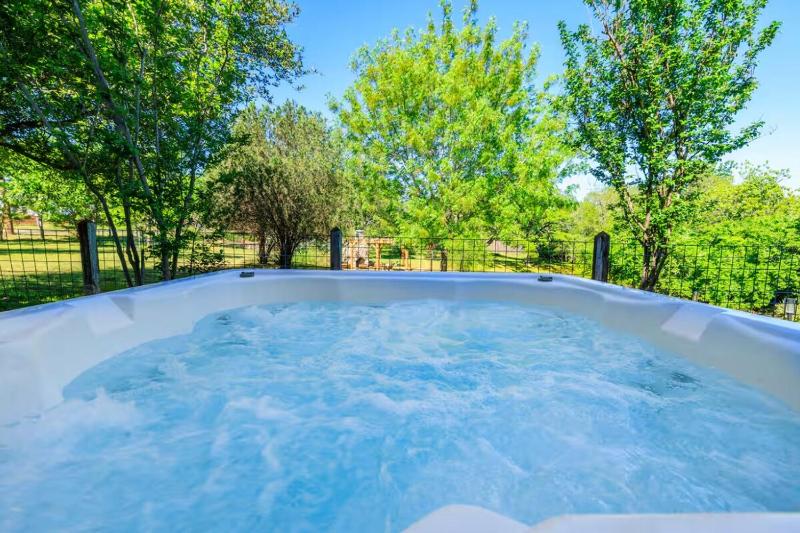 Main St Retreat 2 Homes 2 Hot Tubs On 1 Acres Sleeps 12 - image 39