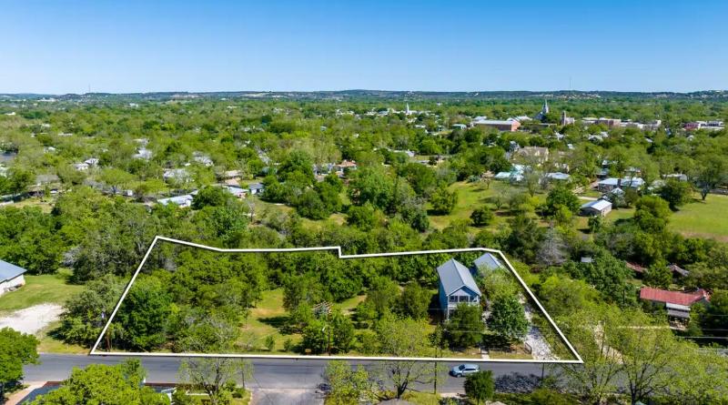 Main St Retreat 2 Homes 2 Hot Tubs On 1 Acres Sleeps 12 - image 7