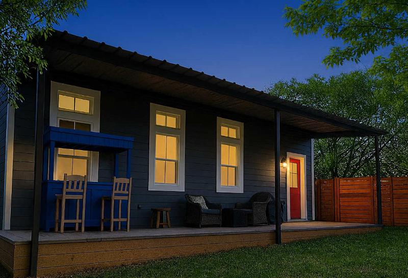 Main St Retreat 2 Homes 2 Hot Tubs On 1 Acres Sleeps 12 - image 10