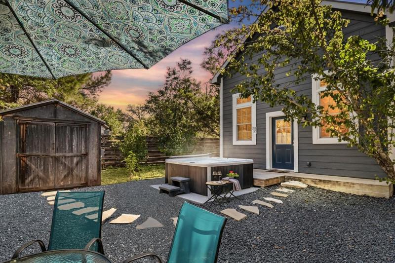 Main St Retreat 2 Homes 2 Hot Tubs On 1 Acres Sleeps 12 - image 35